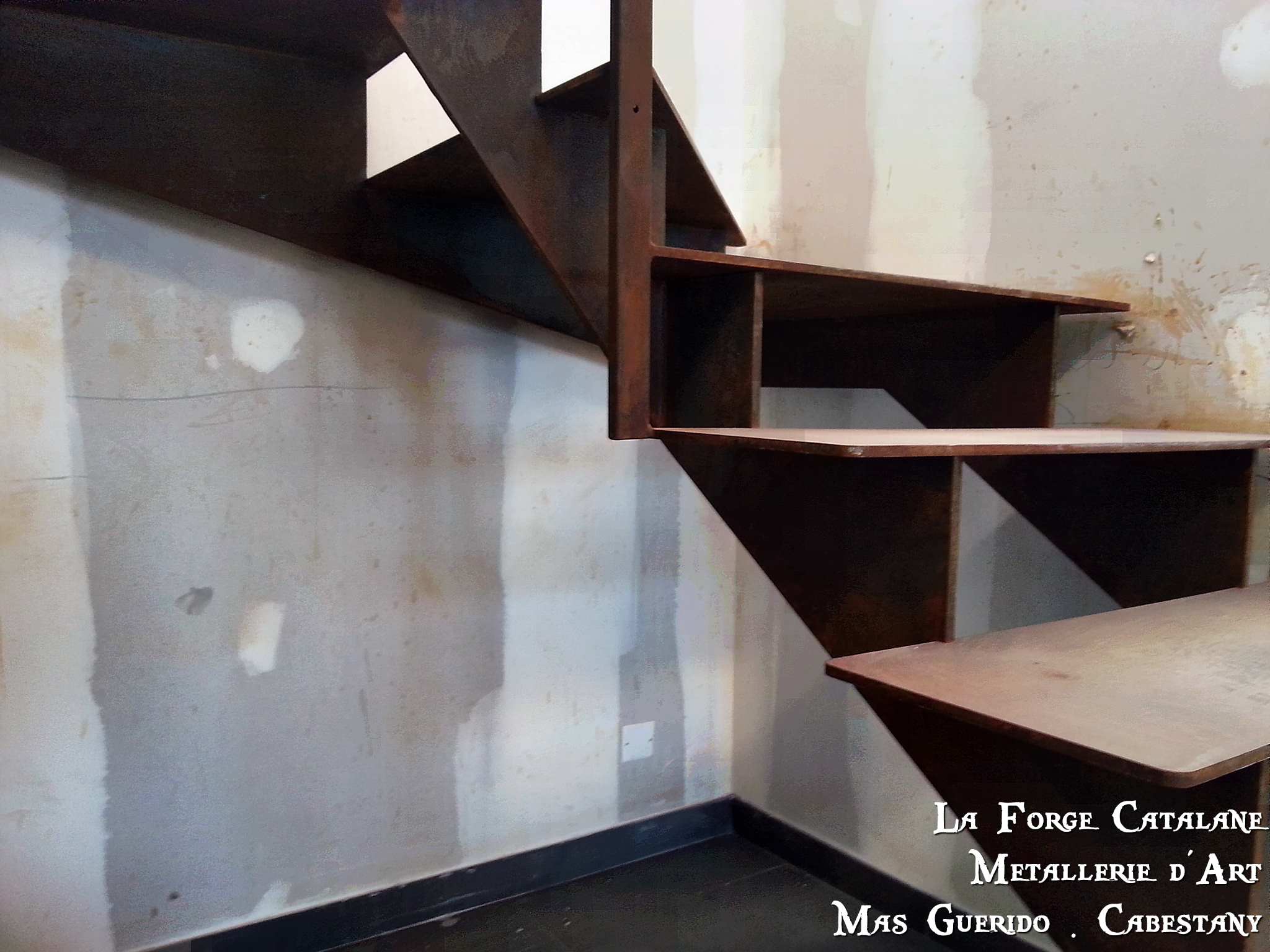 escalier limons cremaillere lisse decoupe laser marches fer 2 forge catalane.jpg